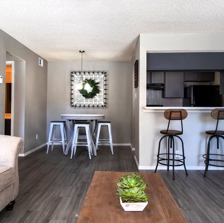 CC5 beautiful apartment dining area with kitchen and breakfast bar