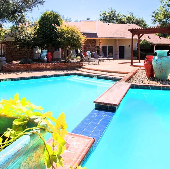 CCV3 beautiful pool area at country club villas apartments in abilene